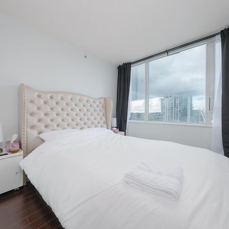 Central 1-Bedroom Apartment With Pool, Jacuzzi & Sauna バンクーバー エクステリア 写真