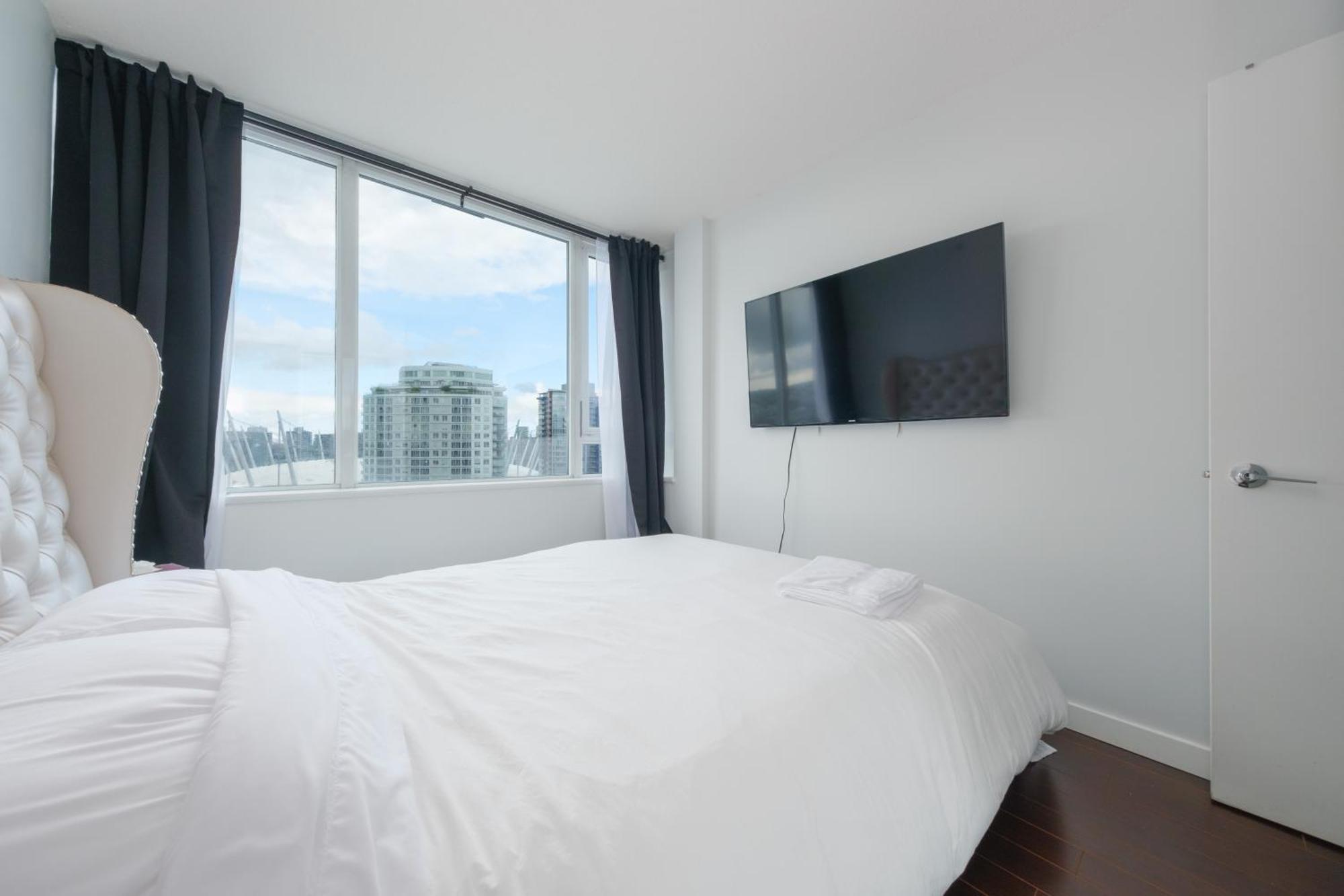 Central 1-Bedroom Apartment With Pool, Jacuzzi & Sauna バンクーバー エクステリア 写真