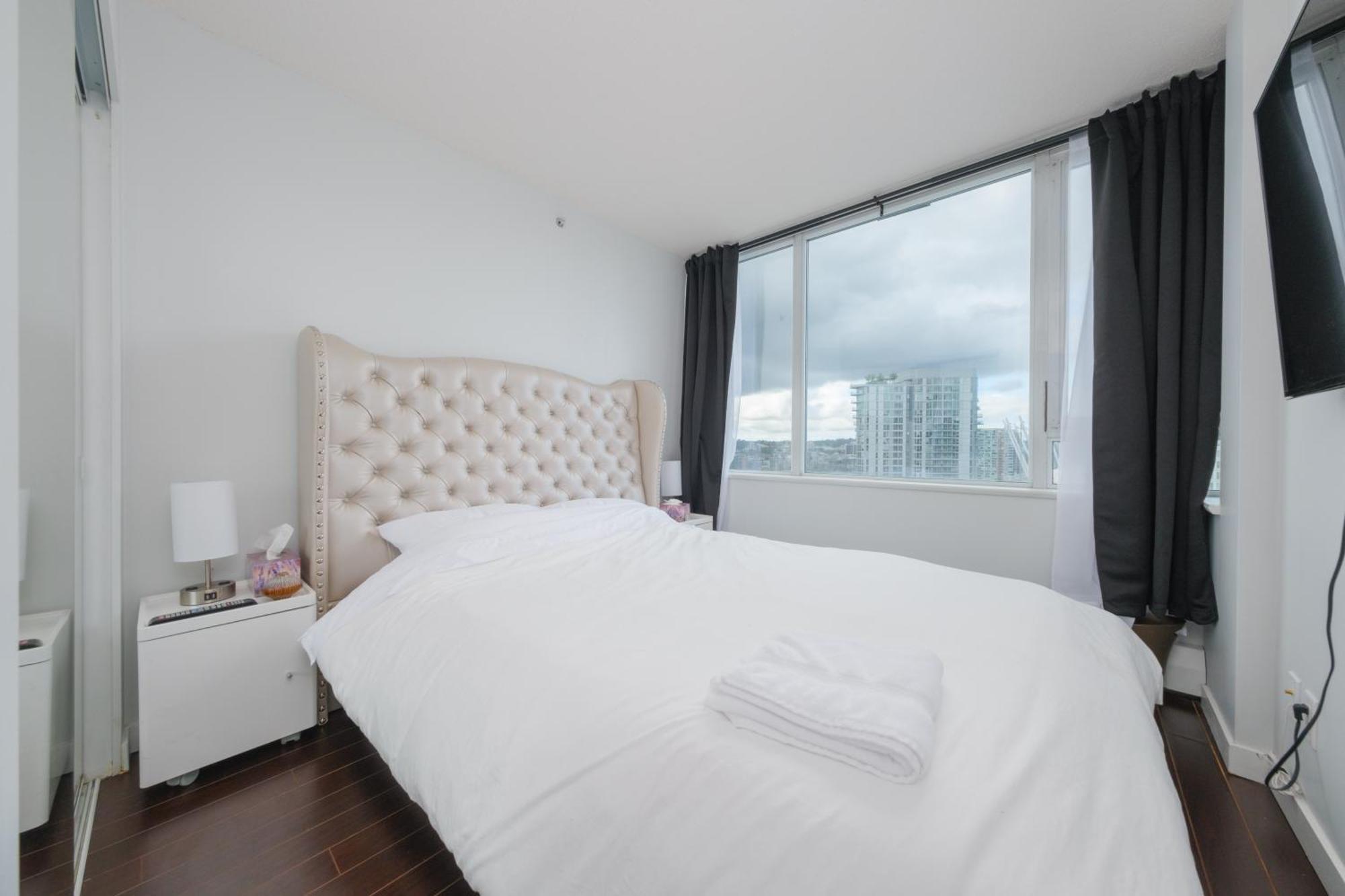 Central 1-Bedroom Apartment With Pool, Jacuzzi & Sauna バンクーバー エクステリア 写真