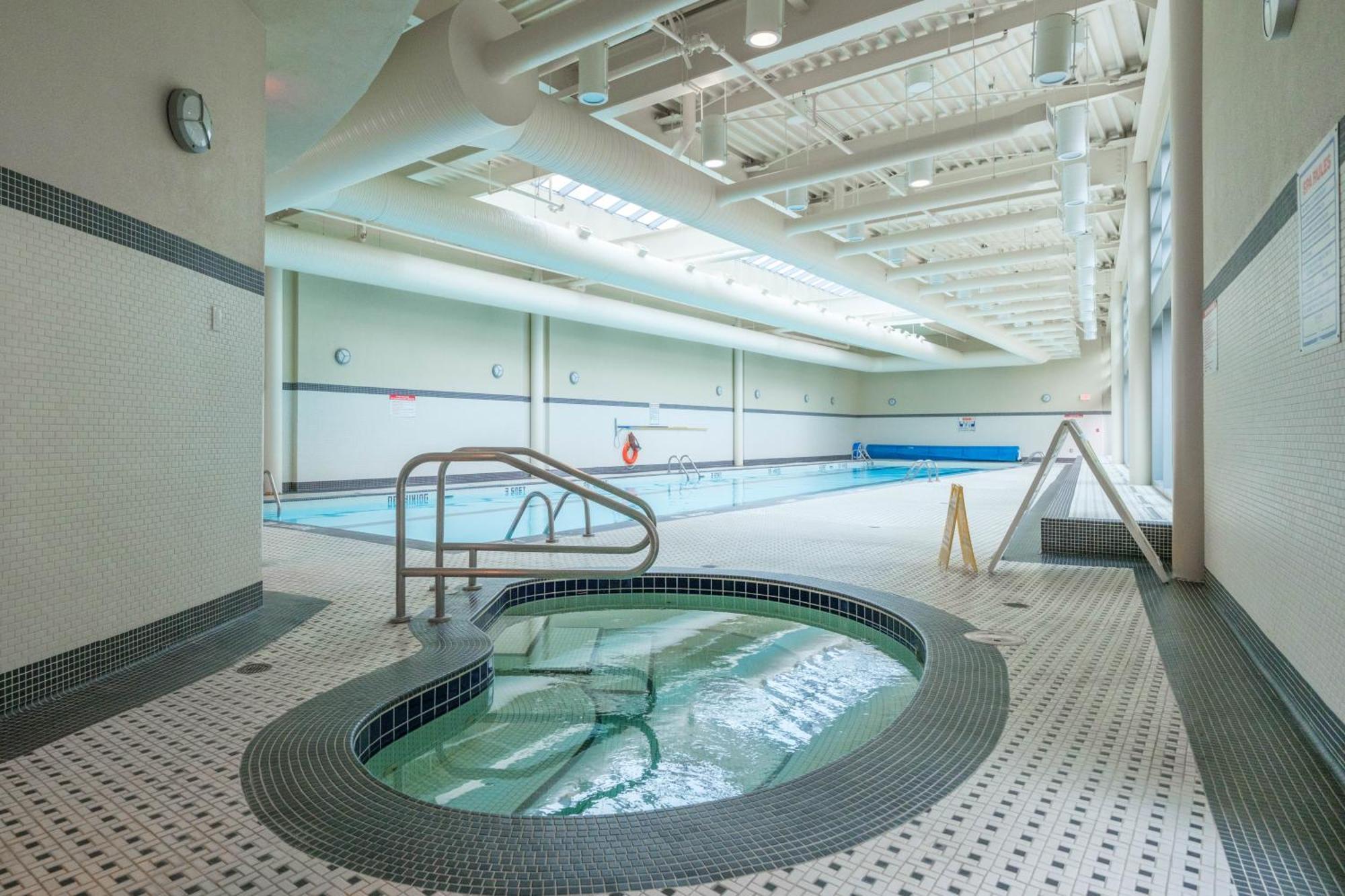 Central 1-Bedroom Apartment With Pool, Jacuzzi & Sauna バンクーバー エクステリア 写真