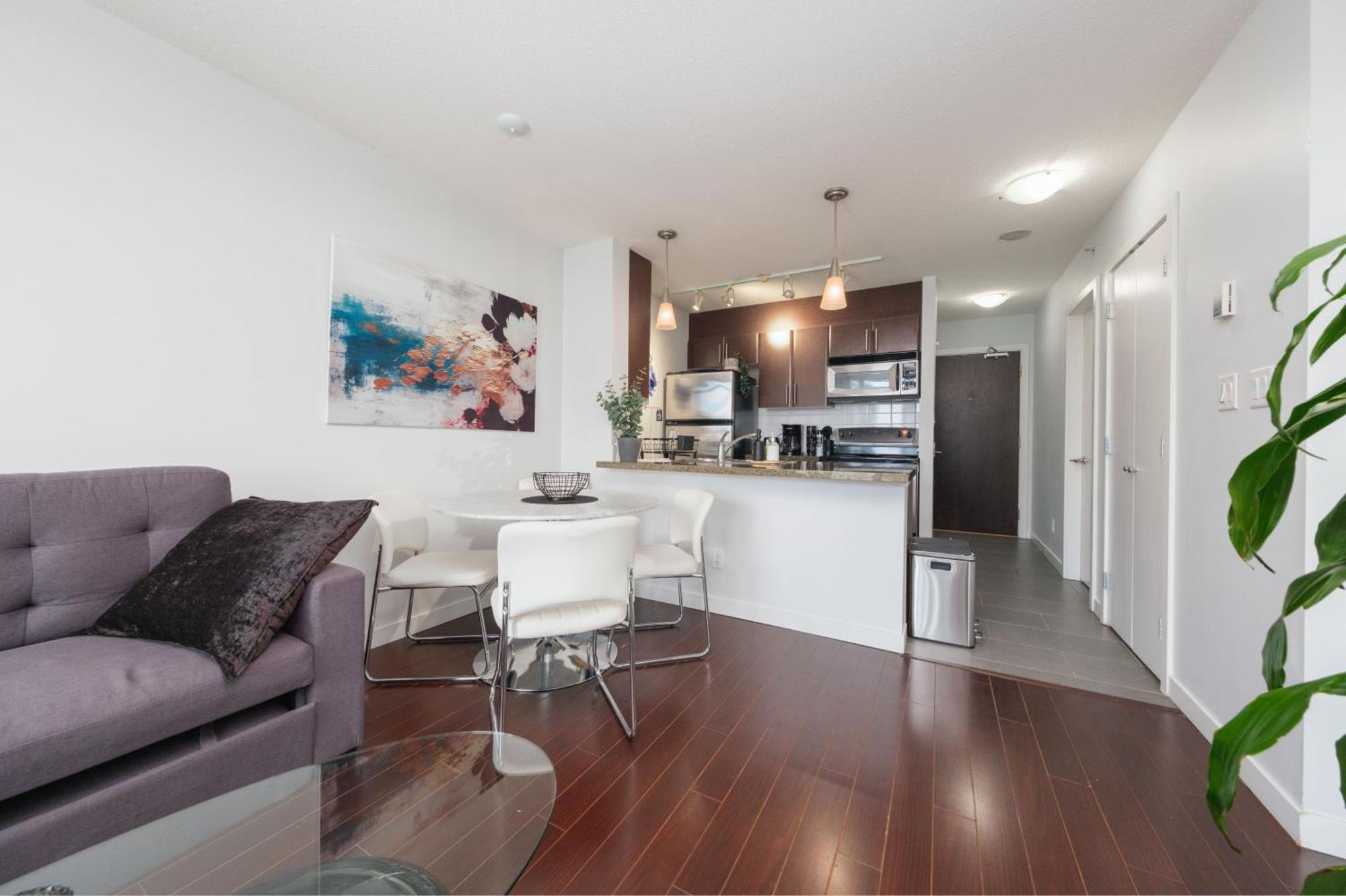 Central 1-Bedroom Apartment With Pool, Jacuzzi & Sauna バンクーバー エクステリア 写真